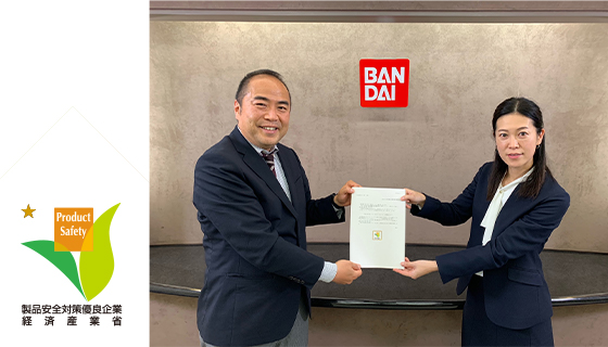 A photo of the presentation of the Product Safety Contributor Gold Company renewal certification notice and official logo.