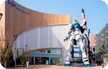 写真：ららぽーと福岡に展示した実物大ν（ニュー）ガンダム立像